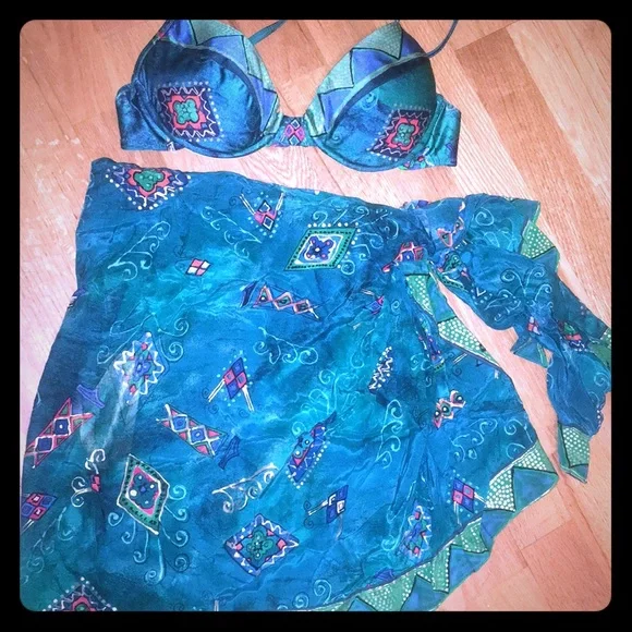 Gottex swimwear. Bikini top with matching sarong. - Picture 3 of 5